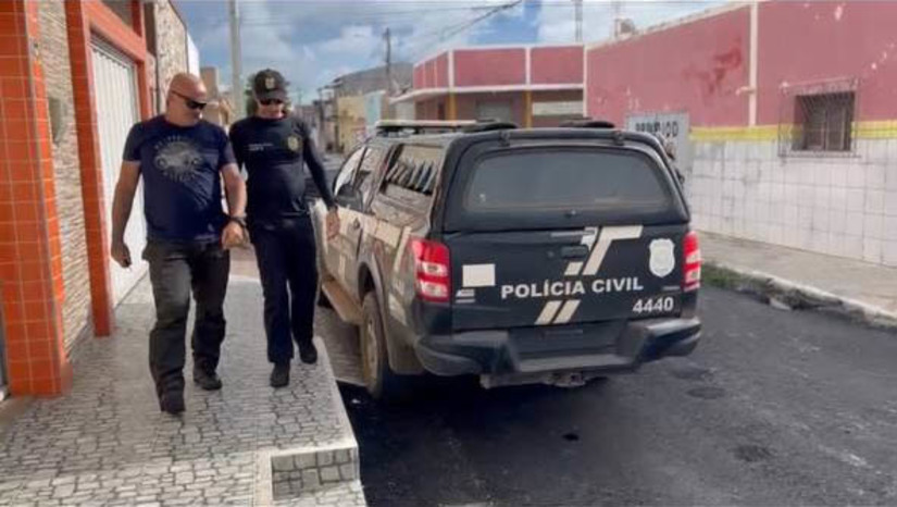 Imagem 1 - Polícia de Areia Branca prende suspeito por violência doméstica e cumpre mandado de prisão. A primeira prisão ocorreu em flagrante em Porto do Mangue, quando um homem foi detido acusado de violência doméstica e conduzido à 42ª DP (Areia Branca/Porto do Mangue). No povoado de Ponta do Mel, a segunda prisão foi realizada com base em um mandado de prisão definitivo. Luana Araújo da Silva foi detida pelo crime de tráfico de drogas. Imagem 1 - Polícia de Areia Branca prende suspeito por violência doméstica e cumpre mandado de prisão. A primeira prisão ocorreu em flagrante em Porto do Mangue, quando um homem foi detido acusado de violência doméstica e conduzido à 42ª DP (Areia Branca/Porto do Mangue). No povoado de Ponta do Mel, a segunda prisão foi realizada com base em um mandado de prisão definitivo. Luana Araújo da Silva foi detida pelo crime de tráfico de drogas.