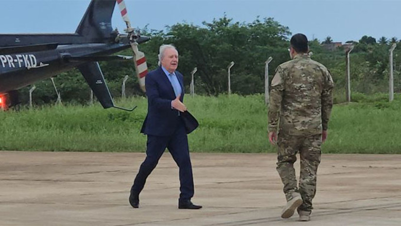 Imagem 1 -  Os dois fugitivos haviam escapado do cerco policial semana passada, após agredirem um morador de uma fazenda, em função das chuvas fortes. Mas neste dia 12, um cão de guarda de uma fazenda teria sentido a presença dos dois e que este fato teria sido comprovado pela perícia da Polícia Federal. A partir deste ponto, a Força Tarefa voltou a realizar buscas na região. Esta teria sido uma razão para a Força Tarefa ser mantido na região, apesar do custo alto. A outra é garantir a proteção das vilas dentro do perímetro que ele acredita que o Tatu e o Martelo estão.