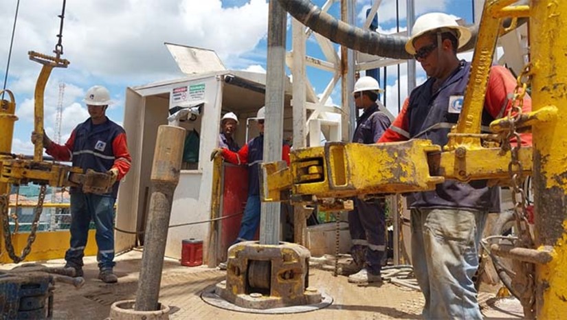 Imagem 1 - Concluído o processo de perfuração no novo poço, o próximo passo é cumprir o estágio da obra chamado de super-bombeamento, ou seja, a água que está no subsolo precisa ser descartada até que a análise feita pela Caern mostre que a água está própria para ser injetada no sistema de abastecimento. Após a comprovação da qualidade da água, equipe da Companhia irá fazer a montagem de conjunto motobomba que funciona no subsolo para bombear a água e interligar o novo ponto de captação para o sistema de abastecimento de Mossoró. Imagem 1 - Concluído o processo de perfuração no novo poço, o próximo passo é cumprir o estágio da obra chamado de super-bombeamento, ou seja, a água que está no subsolo precisa ser descartada até que a análise feita pela Caern mostre que a água está própria para ser injetada no sistema de abastecimento. Após a comprovação da qualidade da água, equipe da Companhia irá fazer a montagem de conjunto motobomba que funciona no subsolo para bombear a água e interligar o novo ponto de captação para o sistema de abastecimento de Mossoró.