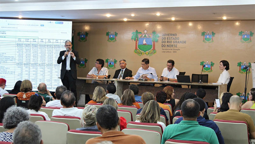 Imagem 1 - Proposta de política salarial é apresentada aos servidores do RN. A proposição foi apresentada pelo Governo do Estado, nesta quarta-feira (13), durante reunião entre o Comitê de Gestão e Eficiência e representantes de sindicatos e associações do funcionalismo público. A política salarial apresentada visa garantir a partir do ano de 2024 que os servidores tenham uma reposição pela inflação em relação ao IPCA do ano anterior. Imagem 1 - Proposta de política salarial é apresentada aos servidores do RN. A proposição foi apresentada pelo Governo do Estado, nesta quarta-feira (13), durante reunião entre o Comitê de Gestão e Eficiência e representantes de sindicatos e associações do funcionalismo público. A política salarial apresentada visa garantir a partir do ano de 2024 que os servidores tenham uma reposição pela inflação em relação ao IPCA do ano anterior.