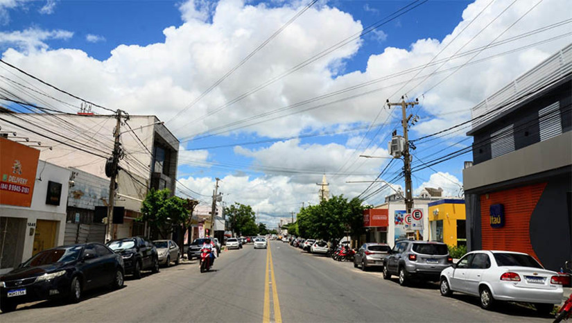 Imagem 1 - Trecho da Alberto Maranhão será interditado para a solenidade de Emancipação Política de Mossoró. A intervenção será realizada a partir desta quinta-feira (14), no trecho que compreende a rua Francisco Isódio até a rua Alfredo Fernandes. A intervenção da via acontece a partir das 13h da tarde desta quinta-feira, devendo se estender até a finalização da montagem das estruturas. Já nesta sexta-feira, data do evento, a intervenção inicia as 7h da manhã, se estendendo até a finalização da cerimônia. O trecho da avenida será completamente fechado ao tráfego de veículos. Imagem 1 - Trecho da Alberto Maranhão será interditado para a solenidade de Emancipação Política de Mossoró. A intervenção será realizada a partir desta quinta-feira (14), no trecho que compreende a rua Francisco Isódio até a rua Alfredo Fernandes. A intervenção da via acontece a partir das 13h da tarde desta quinta-feira, devendo se estender até a finalização da montagem das estruturas. Já nesta sexta-feira, data do evento, a intervenção inicia as 7h da manhã, se estendendo até a finalização da cerimônia. O trecho da avenida será completamente fechado ao tráfego de veículos.