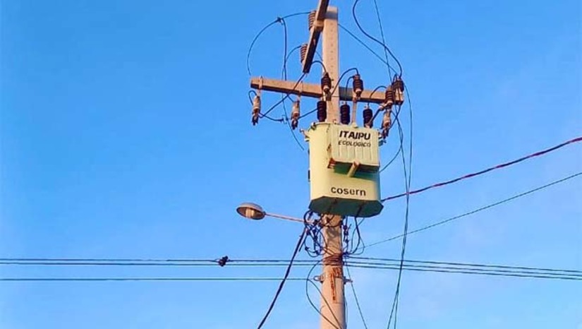 Imagem 1 -  Os criminosos agiram nas estruturas de distribuição de energia deixando mais de seis mil pessoas sem eletricidade e prejudicando o funcionamento de comércios, serviços públicos essenciais e salineiras.  Esse foi o 11º registro de ação criminosa somente na região da Costa Branca do estado entre dezembro de 2023 e março deste ano feito pela Neoenergia Cosern. Entre os dias 1º de janeiro e 14 de março de 2024, o número de furtos de cabos da rede elétrica no Rio Grande do Norte cresceu 30% em comparação com igual intervalo do ano anterior. 