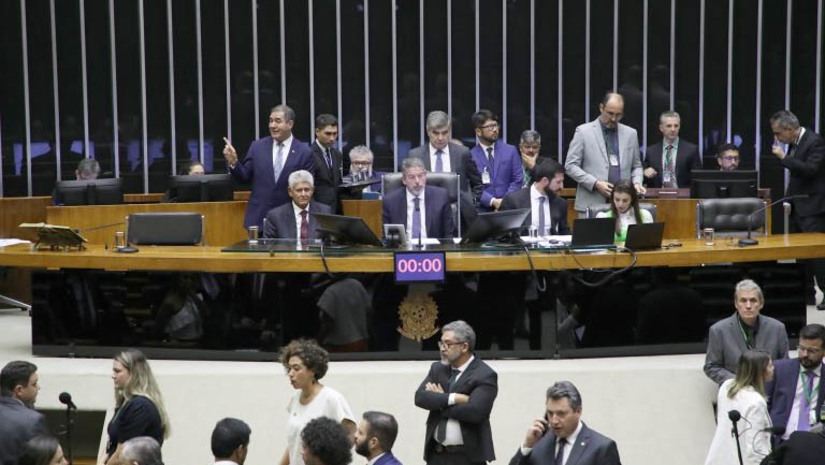 Imagem 1 -  Deputados aprovam PL que cria programas de combustíveis sustentáveis . O texto, aprovado nesta quarta-feira (13), cria programas nacionais de diesel verde, de combustível sustentável para aviação e de biometano, além de aumentar a mistura de etanol e de biodiesel à gasolina e ao diesel, respectivamente. O projeto também autoriza a Petrobras a atuar nas atividades de movimentação e estocagem de gás carbônico, de transição energética e de economia de baixo carbono. A proposta será enviada ao Senado. 