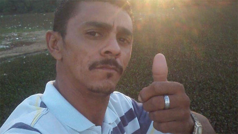 Imagem 1 - Popular é morto a tiros na calçada de uma residência onde ia trabalhar, no Barrocas. O crime aconteceu por volta das 8h30 desta sexta-feira (15). De acordo com a delegada Cristiane Magalhães, da DHPP, Mário Romildo de Souza, de 39 anos, havia chegado a uma residência, na Rua Marechal Deodoro, para executar um serviço, quando foi abordado por um suspeito em um veículo. Ele foi atingido por vários disparos e morreu no local. Ainda não há evidências que apontem para a motivação do crime e nem sobre quantas pessoas participaram da ação. A DHPP vai investigar o caso. Imagem 1 - Popular é morto a tiros na calçada de uma residência onde ia trabalhar, no Barrocas. O crime aconteceu por volta das 8h30 desta sexta-feira (15). De acordo com a delegada Cristiane Magalhães, da DHPP, Mário Romildo de Souza, de 39 anos, havia chegado a uma residência, na Rua Marechal Deodoro, para executar um serviço, quando foi abordado por um suspeito em um veículo. Ele foi atingido por vários disparos e morreu no local. Ainda não há evidências que apontem para a motivação do crime e nem sobre quantas pessoas participaram da ação. A DHPP vai investigar o caso.
