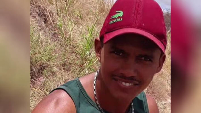 Imagem 1 - Corpo de trabalhador que caiu em poço de mina em Currais Novos é encontrado. José Alrante Victor de Oliveira, de 33 anos, foi encontrado sem vida, nesta quinta-feira (14). A vítima, que trabalhava na Mina Brejuí, desapareceu na manhã da quarta-feira (13), após cair em um poço no local, com cerca de 30 metros de profundidade. De acordo com o Tenente Tertuliano, comandante do Corpo de Bombeiros de Currais Novos, o corpo foi resgatado após a retirada de parte da água do poço, através da utilização de 3 bombas de água da mineradora para a qual a vítima trabalhava. Imagem 1 - Corpo de trabalhador que caiu em poço de mina em Currais Novos é encontrado. José Alrante Victor de Oliveira, de 33 anos, foi encontrado sem vida, nesta quinta-feira (14). A vítima, que trabalhava na Mina Brejuí, desapareceu na manhã da quarta-feira (13), após cair em um poço no local, com cerca de 30 metros de profundidade. De acordo com o Tenente Tertuliano, comandante do Corpo de Bombeiros de Currais Novos, o corpo foi resgatado após a retirada de parte da água do poço, através da utilização de 3 bombas de água da mineradora para a qual a vítima trabalhava.