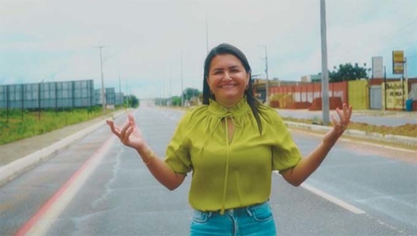 Imagem 1 - A prefeita de Tibau, Lidiane Marques, está iluminando a entrada da cidade com a instalação de 96 postes e aproximadamente 200 lâmpadas de LED, em uma extensão de mais de 3km. Além da instalação da iluminação, com fiação subterrânea e postes em concreto de alta durabilidade, o canteiro central também está sendo revitalizado e será construído o sonhado pórtico de Tibau, com elementos que caracterizam a cultura da cidade. O investimento promovido através do Programa Avança Tibau (PAT) é superior a R$ 1 milhão. Imagem 1 - A prefeita de Tibau, Lidiane Marques, está iluminando a entrada da cidade com a instalação de 96 postes e aproximadamente 200 lâmpadas de LED, em uma extensão de mais de 3km. Além da instalação da iluminação, com fiação subterrânea e postes em concreto de alta durabilidade, o canteiro central também está sendo revitalizado e será construído o sonhado pórtico de Tibau, com elementos que caracterizam a cultura da cidade. O investimento promovido através do Programa Avança Tibau (PAT) é superior a R$ 1 milhão.