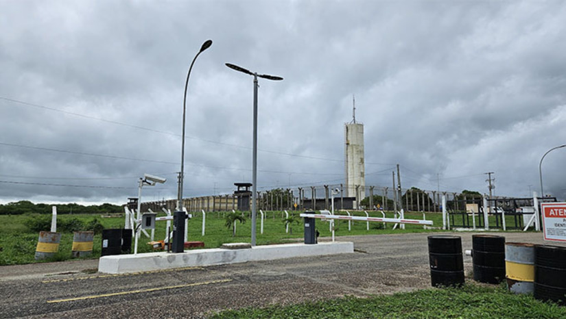 Imagem 1 -  A transferência está acontecendo em segredo, por uma questão de segurança. Nesta sexta-feira, os policiais penais, com apoio da Força Nacional, transferiram mais 14 detentos do Presídio Federal de Mossoró através do Aeroporto de Aracati-CE. Antes, no dia 2 de março, já havia transferido 24, entre os quais Fernandinho Beira Mar. Quando aconteceu a fuga, o Presídio Federal de Mossoró, que tem capacidade para 208 presos, estava com mais ou menos 80 presos.