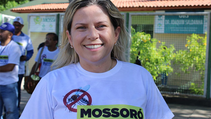Imagem 1 - Prefeito Allyson Bezerra também se fez presente, falando da importância do cidadão virar as vasilhas em casa e, assim, evitar a proliferação do mosquito transmissor da dengue e de outras doenças. "“É uma ação de todos contra a dengue que conscientiza, orienta e também de coleta seletiva de lixo, retirada de entulhos de dentro das residências para que a gente impeça a proliferação do mosquito”, diz Morgana Dantas. Imagem 1 - Prefeito Allyson Bezerra também se fez presente, falando da importância do cidadão virar as vasilhas em casa e, assim, evitar a proliferação do mosquito transmissor da dengue e de outras doenças. "“É uma ação de todos contra a dengue que conscientiza, orienta e também de coleta seletiva de lixo, retirada de entulhos de dentro das residências para que a gente impeça a proliferação do mosquito”, diz Morgana Dantas.