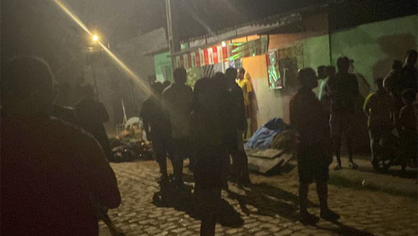 Imagem 1 -  A Polícia Militar registrou um homicídio no bairro Bom Jesus e uma tentativa na estrada que liga o Santa Delmira ao Redenção. O corpo de Emanuel Jhonatan dos Santos, de 30 anos, foi removido para exames na sede do ITEP e Francisco de Assis Martins de Goes foi socorrido pelo SAMU para o Hospital Regional Tarcísio de Vasconcelos Maia.