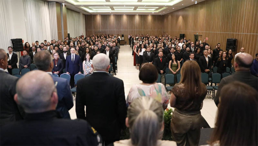 Imagem 1 - 233 novos policiais civis tomam posse no RN; solenidade ocorreu nesta segunda (18). Foram nomeados 40 delegados, 172 agentes e 21 escrivães. Com a posse coletiva, todos os cargos vagos de servidores falecidos, exonerados e aposentados serão repostos, respeitando assim a Lei de Responsabilidade Fiscal. O reforço vem do concurso de 2021, que ocorreu 13 anos após o último realizado, e já havia nomeado 360 policiais em 2022. Imagem 1 - 233 novos policiais civis tomam posse no RN; solenidade ocorreu nesta segunda (18). Foram nomeados 40 delegados, 172 agentes e 21 escrivães. Com a posse coletiva, todos os cargos vagos de servidores falecidos, exonerados e aposentados serão repostos, respeitando assim a Lei de Responsabilidade Fiscal. O reforço vem do concurso de 2021, que ocorreu 13 anos após o último realizado, e já havia nomeado 360 policiais em 2022.