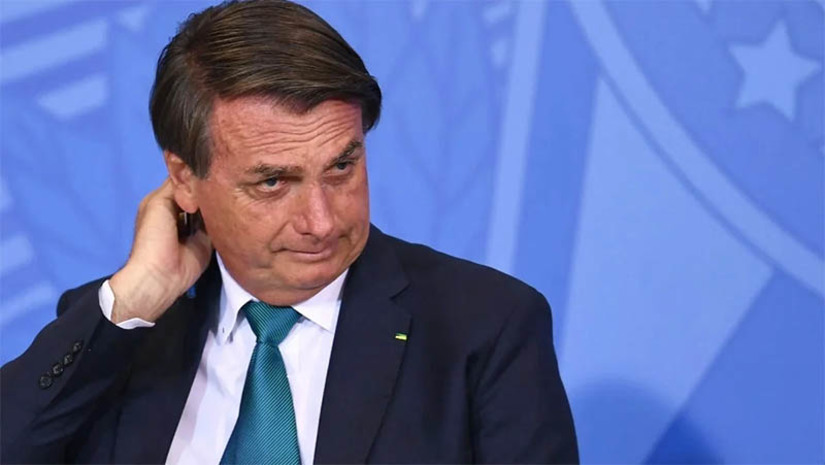 Imagem 1 -  PF indicia Bolsonaro por fraude em cartão de vacinação para covid-19. Em janeiro, a Controladoria-Geral da União (CGU) concluiu que é falso o registro de imunização contra a doença que consta do cartão de vacinação de Bolsonaro. A investigação originou-se de um pedido à Lei de Acesso à Informação (LAI) formulado no fim de 2022. O coronel Mauro Cid, ex-ajudante de ordens de Bolsonaro, também foi indiciado pela PF. Ele é apontado como articulador da emissão de cartões falsos de vacinação contra a covid-19 para o ex-presidente e familiares dele. 