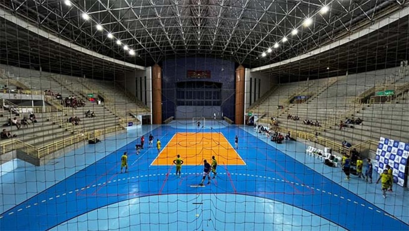 Imagem 1 - No total, são 28 lâmpadas de Led, com potência de 500w, cada, totalizando 14.000w distribuídos em toda a quadra. Inaugurado em abril de 2004, esta é a primeira vez, em 20 de existência, que o ginásio passa por uma troca completa de suas luminárias. Antes, eram feitas apenas raras reposições, ações paliativas que não resolviam o problema de iluminação interna do espaço, aspecto modificado através da iniciativa da atual gestão municipal, em consonância com a Secretaria Municipal de Esporte e Juventude (SEMEJ), que administra o equipamento. Imagem 1 - No total, são 28 lâmpadas de Led, com potência de 500w, cada, totalizando 14.000w distribuídos em toda a quadra. Inaugurado em abril de 2004, esta é a primeira vez, em 20 de existência, que o ginásio passa por uma troca completa de suas luminárias. Antes, eram feitas apenas raras reposições, ações paliativas que não resolviam o problema de iluminação interna do espaço, aspecto modificado através da iniciativa da atual gestão municipal, em consonância com a Secretaria Municipal de Esporte e Juventude (SEMEJ), que administra o equipamento.