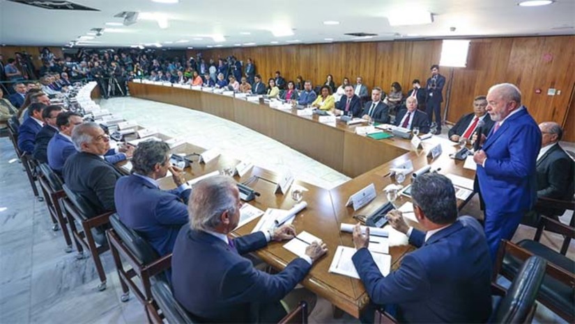 Imagem 1 - Após abrir o encontro com um discurso em que avaliou que as entregas estão aquém do esperado, Lula analisou, a portas fechadas com seus auxiliares, pontos críticos da administração. Na sua vez de dar explicação, o Ministro da Justiça e Segurança Pública Ricardo Lewandowski apresentou o atual cenário das buscas de 2 fugitivos de uma penitenciária federal no Rio Grande do Norte. A tentativa de recapturá-los dura mais de 1 mês. O ministro disse que a geografia da região complica a operação. Imagem 1 - Após abrir o encontro com um discurso em que avaliou que as entregas estão aquém do esperado, Lula analisou, a portas fechadas com seus auxiliares, pontos críticos da administração. Na sua vez de dar explicação, o Ministro da Justiça e Segurança Pública Ricardo Lewandowski apresentou o atual cenário das buscas de 2 fugitivos de uma penitenciária federal no Rio Grande do Norte. A tentativa de recapturá-los dura mais de 1 mês. O ministro disse que a geografia da região complica a operação.