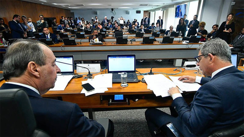 Imagem 1 -  [COLUNA ESPLANADA] A denúncia do ex-secretário de Geologia, Mineração e Transformação Mineral do Ministério de Minas e Energia (MME), Alexandre Vidigal de Oliveira, à CPI da Braskem revela os bastidores da contaminação política nas principais agências reguladoras. Ele confirmou aos senadores que sofreu coação – com direito a dossiê - por parte de ex-deputados federais que queriam emplacar apadrinhados em cargos importantes no Governo Federal e na Agência Nacional de Mineração (ANM). A comissão vai aprofundar as investigações para identificar e convocar os ex-parlamentares. As 11 agências reguladoras têm, atualmente, mais de mil cargos ocupados por políticos. Os salários são atrativos e chegam a R$ 19,7 mil. 
