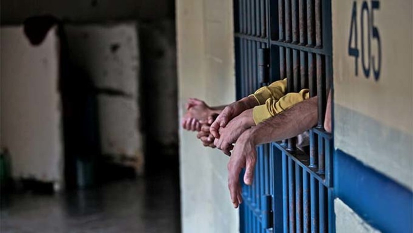 Imagem 1 -  Os deputados mantiveram a alteração feita no Senado que permite a saída temporária de presos para frequentar curso profissionalizante, de ensino médio ou superior, exceto aos condenados por crime hediondo ou crime praticado com violência ou grave ameaça à pessoa. A legislação atual prevê a saída temporária, conhecida como “saidinha”, para condenados no regime semiaberto. Eles podem deixar a prisão cinco vezes ao ano para visitar a família em feriados, estudar fora ou participar de atividades de ressocialização.