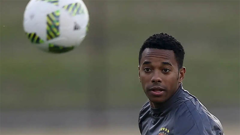 Imagem 1 - Presidente do STJ autoriza a justiça federal em Santos a prender Robinho. Nessa quarta-feira (20), por 9 votos a 2, a Corte Especial do STJ decidiu que o ex-jogador deve cumprir no Brasil a pena de 9 anos de prisão por estupro, definida pela justiça da Itália. O documento que autoriza a prisão foi assinado nesta quinta (21), pela presidente do STJ, ministra Maria Thereza de Assis Moura. Imagem 1 - Presidente do STJ autoriza a justiça federal em Santos a prender Robinho. Nessa quarta-feira (20), por 9 votos a 2, a Corte Especial do STJ decidiu que o ex-jogador deve cumprir no Brasil a pena de 9 anos de prisão por estupro, definida pela justiça da Itália. O documento que autoriza a prisão foi assinado nesta quinta (21), pela presidente do STJ, ministra Maria Thereza de Assis Moura.