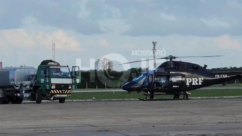 Imagem 1 - Helicóptero da PRF retorna a Mossoró para auxiliar nas buscas por fugitivos. A aeronave retornou à cidade nesta quinta-feira (21). A outra aeronave da corporação, que estava na cidade, retornou para a cidade de Recife, em Pernambuco, na terça-feira (19). Inicialmente, havia sido anunciado que as buscas aéreas por Tatu e Martelo haviam sido suspensas, inclusive, o helicóptero Potiguar 01, da PMRN, já retornou para Natal, assim como o da Polícia Federal, que retornou para Brasília na quinta-feira (14). Imagem 1 - Helicóptero da PRF retorna a Mossoró para auxiliar nas buscas por fugitivos. A aeronave retornou à cidade nesta quinta-feira (21). A outra aeronave da corporação, que estava na cidade, retornou para a cidade de Recife, em Pernambuco, na terça-feira (19). Inicialmente, havia sido anunciado que as buscas aéreas por Tatu e Martelo haviam sido suspensas, inclusive, o helicóptero Potiguar 01, da PMRN, já retornou para Natal, assim como o da Polícia Federal, que retornou para Brasília na quinta-feira (14).
