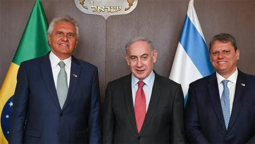 Imagem 1 -  [COLUNA ESPLANADA] A foto dos governadores Tarcísio de Freitas (SP) e Ronaldo Caiado (GO) com o premiê israelense Benjamin Netanyahu é a pura imagem de um recado eleitoral discreto: ao passo que se solidarizam com as famílias vítimas do terrorismo, vão passar o chapéu entre banqueiros judeus brasileiros nas futuras campanhas de 2026. Tarcísio, à reeleição, e Caiado, potencial candidato a presidente.