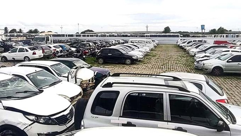 Imagem 1 -  O Departamento Estadual de Trânsito do RN (Detran) realiza na próxima terça-feira 26, a partir das 10h, um novo leilão de veículos e sucatas.  Os bens estão expostos no pátio de custódia de veículos credenciado pelo Detran, situado na cidade de Mossoró, na Avenida Centenária, nº 1000, bairro Aeroporto 1. Os bens serão leiloados exclusivamente pelo sistema online de arremate na internet e os interessados em participar devem fazer o cadastro no site da empresa Lance Certo Leilões em até 72h antes do dia e horário programado para a realização do leilão.