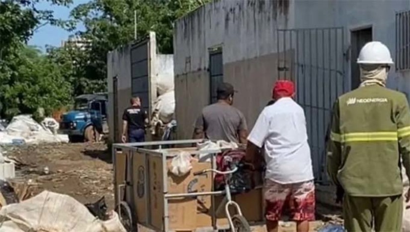 Imagem 1 - Em um dos alvos, a Polícia Civil localizou 40 quilos de fios de energia e conduziu uma mulher, de 47 anos, para prestar esclarecimentos na Delegacia de Polícia. Além das instituições públicas mencionadas, a operação também contou com a colaboração das empresas de telefonia móvel e da 3R Petroleum. A ação contou com as investigações da Divisão de Polícia Civil do Oeste (DIVIPOE). Imagem 1 - Em um dos alvos, a Polícia Civil localizou 40 quilos de fios de energia e conduziu uma mulher, de 47 anos, para prestar esclarecimentos na Delegacia de Polícia. Além das instituições públicas mencionadas, a operação também contou com a colaboração das empresas de telefonia móvel e da 3R Petroleum. A ação contou com as investigações da Divisão de Polícia Civil do Oeste (DIVIPOE).