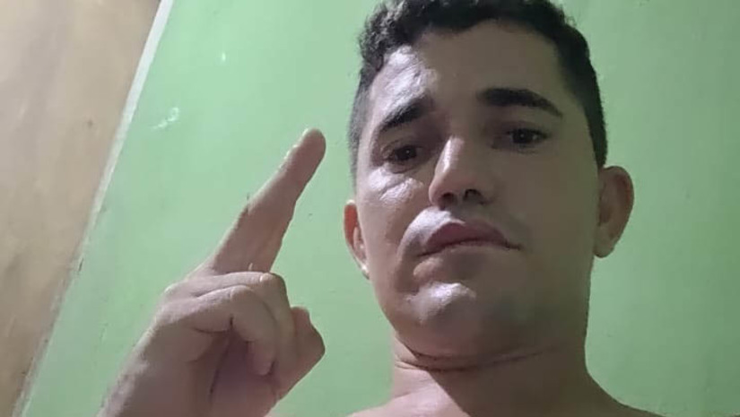 Imagem 1 -  “Bebedeira” termina em homicídio no bairro Santo Antônio, em Mossoró. A vítima, identificada como Jonh Lenon Gomes Morais, de 28 anos, estava em uma residência, bebendo com outras pessoas, quando acabou morto com disparos de arma de fogo, após uma discussão com um dos participantes. Logo após o corpo da vítima ter sido removido pelo Itep, a delegada Cristiane Magalhães, da DHPP, foi informada que um outro homem foi levado para a UPA do Santo Antônio, em surto psicótico, e que, possivelmente, seria o autor do homicídio.