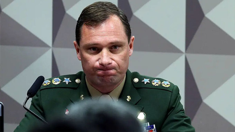Imagem 1 - Revista Veja postou audios do tenente-coronel Mauro Cid criticando Alexandre de Morais e falando que foi pressionado pela Polícia Federal para delatar episódios dos quais não tinha conhecimento ou "o que não aconteceram". Ele também disse que o PGR e o ministro Alexandre de Moraes tem uma narrativa pronta para prender todo mundo. Diante destes áudios, Mauro Cid foi chamado para prestar depoimento nesta sexta-feira, 22, no STF. Ao concluír, recebeu voz de prisão por descumprimento de cautelares impostas contra Cid e por obstrução de Justiça. Imagem 1 - Revista Veja postou audios do tenente-coronel Mauro Cid criticando Alexandre de Morais e falando que foi pressionado pela Polícia Federal para delatar episódios dos quais não tinha conhecimento ou "o que não aconteceram". Ele também disse que o PGR e o ministro Alexandre de Moraes tem uma narrativa pronta para prender todo mundo. Diante destes áudios, Mauro Cid foi chamado para prestar depoimento nesta sexta-feira, 22, no STF. Ao concluír, recebeu voz de prisão por descumprimento de cautelares impostas contra Cid e por obstrução de Justiça.
