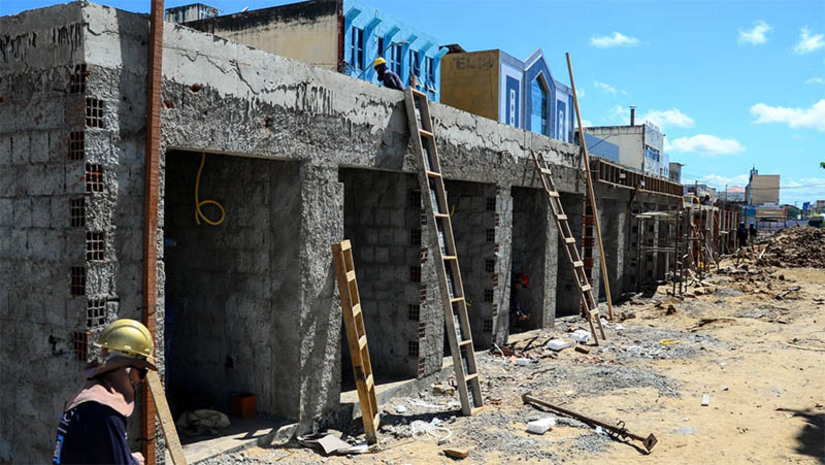 Imagem 1 - Com investimento superior a R$ 10,5 milhões, obras do Centro Comercial estão avançadas. As obras foram iniciadas no dia 15 de janeiro, com equipes trabalhando nos três turnos. A previsão é de conclusão em 18 meses. O Centro Comercial promoverá o desenvolvimento econômico da região, estimulando o comércio local e gerando empregos. Resolverá um problema histórico proporcionado um ambiente adequado e confortável para os comerciantes ambulantes, garantindo a organização do centro da cidade e acessibilidade, tornando um novo pólo de negócios e lazer, contribuindo para o crescimento da cidade e o bem-estar da população. Imagem 1 - Com investimento superior a R$ 10,5 milhões, obras do Centro Comercial estão avançadas. As obras foram iniciadas no dia 15 de janeiro, com equipes trabalhando nos três turnos. A previsão é de conclusão em 18 meses. O Centro Comercial promoverá o desenvolvimento econômico da região, estimulando o comércio local e gerando empregos. Resolverá um problema histórico proporcionado um ambiente adequado e confortável para os comerciantes ambulantes, garantindo a organização do centro da cidade e acessibilidade, tornando um novo pólo de negócios e lazer, contribuindo para o crescimento da cidade e o bem-estar da população.