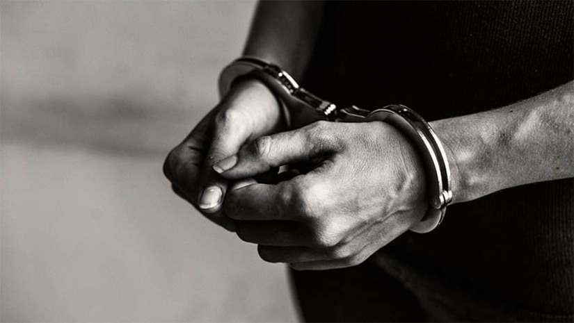 Imagem 1 - O crime aconteceu no dia 2 de janeiro de 2024. O suspeito, um homem de 20 anos, foi preso nesta sexta-feira (22). De acordo com a polícia civil, o homem utilizou uma garrafa de vidro para agredir sexualmente a vítima, enquanto ela estava desacordada. Ele também filmou a cena e divulgou as imagens nas redes sociais. Imagem 1 - O crime aconteceu no dia 2 de janeiro de 2024. O suspeito, um homem de 20 anos, foi preso nesta sexta-feira (22). De acordo com a polícia civil, o homem utilizou uma garrafa de vidro para agredir sexualmente a vítima, enquanto ela estava desacordada. Ele também filmou a cena e divulgou as imagens nas redes sociais.