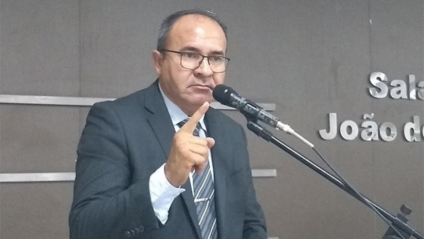 Imagem 1 - Enquanto as dívidas herdadas por Allyson Bezerra em Mossoró já se aproximam dos 900 milhões, em Ggovernador Dix Sept Rosado, o gestor Dr. Artur Vale já amarga ter que pagar quase R$ 3 milhões deixados em dívidas somente pela gestão de Antônio de Bolota, no período de 2017 a 2020. Esta semana, o prefeito Artur Vale foi surpreendido com mais uma conta de R$ 107 mil junto a Receita Federal. Imagem 1 - Enquanto as dívidas herdadas por Allyson Bezerra em Mossoró já se aproximam dos 900 milhões, em Ggovernador Dix Sept Rosado, o gestor Dr. Artur Vale já amarga ter que pagar quase R$ 3 milhões deixados em dívidas somente pela gestão de Antônio de Bolota, no período de 2017 a 2020. Esta semana, o prefeito Artur Vale foi surpreendido com mais uma conta de R$ 107 mil junto a Receita Federal.