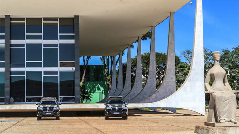 Imagem 1 - Ministros do STF decidem por manter prisão dos suspeitos de mandarem matar Marielle. Os ministros Cármen Lúcia, Cristiano Zanin, Flávio Dino e Luiz Fux seguiram o voto do ministro Alexandre de Moraes, relator do caso no Supremo e que determinou a prisão preventiva dos três no domingo (24). A ordem de prisão foi analisada de modo virtual, em sessão de julgamentos de 24h que começou nos primeiros momentos desta segunda-feira (25). Imagem 1 - Ministros do STF decidem por manter prisão dos suspeitos de mandarem matar Marielle. Os ministros Cármen Lúcia, Cristiano Zanin, Flávio Dino e Luiz Fux seguiram o voto do ministro Alexandre de Moraes, relator do caso no Supremo e que determinou a prisão preventiva dos três no domingo (24). A ordem de prisão foi analisada de modo virtual, em sessão de julgamentos de 24h que começou nos primeiros momentos desta segunda-feira (25).