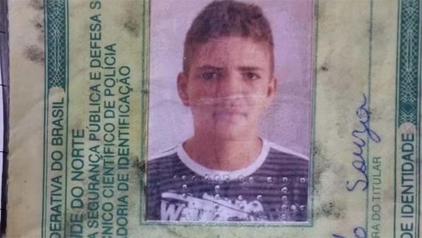Imagem 1 - De acordo com informações da Polícia Civil, Ismayck e mais duas pessoas estavam em uma embarcação distante cerca de 37 km da Costa, realizando uma pescaria por apneia, com uso de arpão. Nesta técnica, os pescadores mergulham sem cilindros de oxigênio. Por volta das 13h30, os colegas de pescaria notaram que o homem estava demorando para voltar à superfície. Objetos usados pelo pescador, no entanto, começaram a flutuar. Um dos pescadores mergulhou para procurar por Ismayck, mas já o encontrou sem vida, a cerca de 28 metros de profundidade. Imagem 1 - De acordo com informações da Polícia Civil, Ismayck e mais duas pessoas estavam em uma embarcação distante cerca de 37 km da Costa, realizando uma pescaria por apneia, com uso de arpão. Nesta técnica, os pescadores mergulham sem cilindros de oxigênio. Por volta das 13h30, os colegas de pescaria notaram que o homem estava demorando para voltar à superfície. Objetos usados pelo pescador, no entanto, começaram a flutuar. Um dos pescadores mergulhou para procurar por Ismayck, mas já o encontrou sem vida, a cerca de 28 metros de profundidade.
