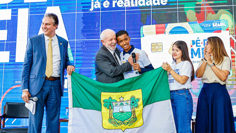 Imagem 1 - “Não podemos desistir dos estudos. Somos jovens e temos que aproveitar a escola”. A fala é da estudante Lara Myrelly, da escola estadual Professor José de Freitas Nobre, em Mossoró, uma das representantes do Rio Grande do Norte durante cerimônia realizada no Palácio do Planalto, em Brasília, nesta segunda-feira (25), para anunciar o pagamento da 1ª parcela do Pé-de-Meia. O evento contou com a presença do presidente Lula e do ministro da Educação, Camilo Santana. Também representaram o estado os estudantes Manuely Tauane, da escola estadual Doutor Mauro Medeiros, em Parelhas, e Keydsson Gabriel, escola estadual Professora Crisan Simineia, em Natal. o RN tem 55 mil estudantes aprovados no programa. Imagem 1 - “Não podemos desistir dos estudos. Somos jovens e temos que aproveitar a escola”. A fala é da estudante Lara Myrelly, da escola estadual Professor José de Freitas Nobre, em Mossoró, uma das representantes do Rio Grande do Norte durante cerimônia realizada no Palácio do Planalto, em Brasília, nesta segunda-feira (25), para anunciar o pagamento da 1ª parcela do Pé-de-Meia. O evento contou com a presença do presidente Lula e do ministro da Educação, Camilo Santana. Também representaram o estado os estudantes Manuely Tauane, da escola estadual Doutor Mauro Medeiros, em Parelhas, e Keydsson Gabriel, escola estadual Professora Crisan Simineia, em Natal. o RN tem 55 mil estudantes aprovados no programa.