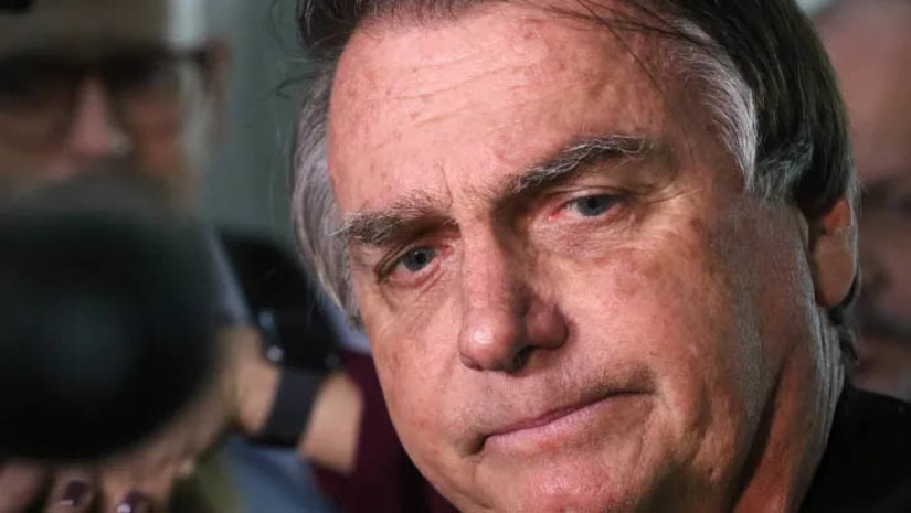 Imagem 1 - The New York Times diz que Bolsonaro se hospedou na Embaixada da Hungria após perder passaporte. A informação foi divulgada nesta segunda-feira (25). O jornal norte-americano sugere que Bolsonaro, alvo de investigações criminais, tentou fugir da justiça já que o ex-presidente não pode ser preso em uma embaixada estrangeira que o acolheu, porque está legalmente fora do alcance das autoridades nacionais. Imagem 1 - The New York Times diz que Bolsonaro se hospedou na Embaixada da Hungria após perder passaporte. A informação foi divulgada nesta segunda-feira (25). O jornal norte-americano sugere que Bolsonaro, alvo de investigações criminais, tentou fugir da justiça já que o ex-presidente não pode ser preso em uma embaixada estrangeira que o acolheu, porque está legalmente fora do alcance das autoridades nacionais.