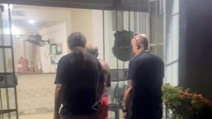 Imagem 1 - Polícia prende em flagrante suspeito de tentar matar desafeto a facadas na praia de São Cristóvão. O crime aconteceu por volta das 13h desta segunda-feira (25). O suspeito, identificado como João Barbosa de Oliveira, conhecido como João Galinha, foi preso poucas horas depois. Ao ser ouvido, ele alegou que agiu em legítima defesa e que também teria sido agredido com golpes de faca pela vítima. João foi encaminhado para a sede do Itep, em Mossoró, onde passou por exames. Em seguida, foi conduzido para a cadeia pública. Imagem 1 - Polícia prende em flagrante suspeito de tentar matar desafeto a facadas na praia de São Cristóvão. O crime aconteceu por volta das 13h desta segunda-feira (25). O suspeito, identificado como João Barbosa de Oliveira, conhecido como João Galinha, foi preso poucas horas depois. Ao ser ouvido, ele alegou que agiu em legítima defesa e que também teria sido agredido com golpes de faca pela vítima. João foi encaminhado para a sede do Itep, em Mossoró, onde passou por exames. Em seguida, foi conduzido para a cadeia pública.