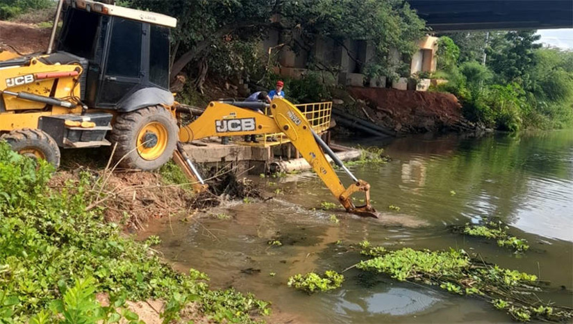Imagem 1 - Assú e cerca de 20 bairros de Mossoró têm abastecimento suspenso devido à parada em adutora. A Caern informou que precisará realizar uma limpeza na Adutora Jerônimo Rosado, visto que a entrada de água nova na barragem Armando Ribeiro Gonçalves está levando galhos, vegetação e areia para a captação do equipamento. A parada emergencial já foi realizada e a previsão é que o sistema seja religado ainda no final da tarde desta terça-feira (26). Além da limpeza, a Caern aproveita a parada para fazer manutenção mecânica em equipamentos. Imagem 1 - Assú e cerca de 20 bairros de Mossoró têm abastecimento suspenso devido à parada em adutora. A Caern informou que precisará realizar uma limpeza na Adutora Jerônimo Rosado, visto que a entrada de água nova na barragem Armando Ribeiro Gonçalves está levando galhos, vegetação e areia para a captação do equipamento. A parada emergencial já foi realizada e a previsão é que o sistema seja religado ainda no final da tarde desta terça-feira (26). Além da limpeza, a Caern aproveita a parada para fazer manutenção mecânica em equipamentos.