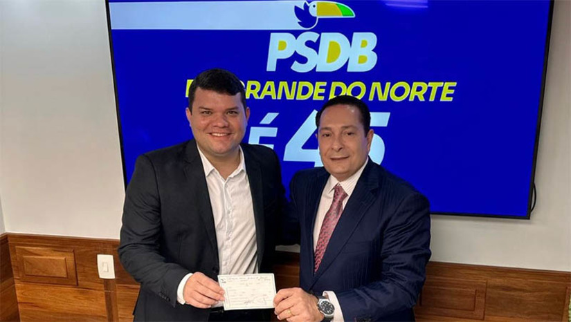 Imagem 1 -  Mossoró: Lawrence Amorim assina ficha do PSDB e tem autonomia para discutir Eleições 2024. PSDB promoverá evento de filiações na próxima semana na capital do Oeste. Líder da sigla no Estado, o deputado Ezequiel Ferreira abonou a filiação do novo tucano, atual presidente da câmara de Mossoró. “Lawrence é uma nova liderança, que vem galgando espaços e destaques não só em Mossoró, mas na região e no Estado. Ele foi candidato a deputado e chegou a quase 60 mil votos, tendo 33 mil votos somente em Mossoró, obtendo a maior votação da história para um federal. Lawrence chega e terá carta branca do PSDB para as Eleições 2024”, diz Ezequiel Ferreira.