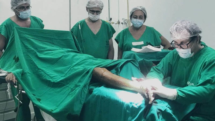 Imagem 1 -  Programa de cirurgias vasculares da Sesap chega a 2,5 mil procedimentos realizados. Lançado em novembro de 2022, Regula Vascular aumentou a capacidade de atendimentos na rede. Nestes 16 meses, a Sesap investiu cerca de R$ 10 milhões. Assim, foi possível que se saísse de uma fila com 425 pessoas esperando por um procedimento vascular no início do programa para um quantitativo de 13 pessoas aguardando especialista na manhã desta segunda-feira (25). 