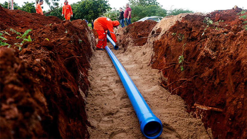 Imagem 1 -  Adutora da Barrinha começa a ser construída; obra terá investimento de R$ 1,05 milhão. A adutora vai garantir a independência hídrica para a região e é um sonho antigo dos moradores. O sistema será composto por 2 mil metros de rede de adução (adutora), mais de 5,6 metros de tubulação para a rede de distribuição de água, dois reservatórios com capacidade de 20 mil litros cada e 381 unidades de hidrômetros para instalação em residências, contemplando aproximadamente 1 mil pessoas que residem na região.