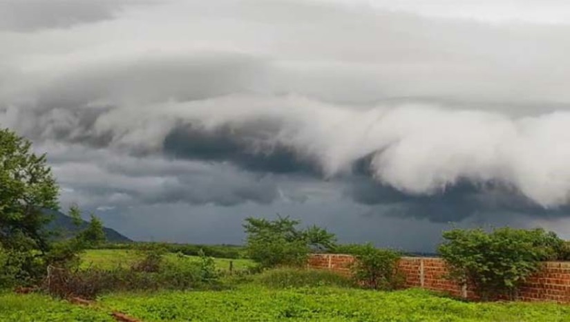 Imagem 1 - O Inmet diz que há possibilidade de chuvas de até 50 mm/dia e ventos intensos (40-60 km/h) para 90 cidades do RN incluído Mossoró. O alerta (amarelo) é válido até as 10h, desta próxima quarta (27). A orientação do Inmet é que em caso de rajadas de vento, a população não se abrigue debaixo de árvores, pois há risco de queda e descargas elétricas e não estacione veículos próximos a torres de transmissão e placas de propaganda. Se possível, desligue aparelhos elétricos e quadro geral de energia. Imagem 1 - O Inmet diz que há possibilidade de chuvas de até 50 mm/dia e ventos intensos (40-60 km/h) para 90 cidades do RN incluído Mossoró. O alerta (amarelo) é válido até as 10h, desta próxima quarta (27). A orientação do Inmet é que em caso de rajadas de vento, a população não se abrigue debaixo de árvores, pois há risco de queda e descargas elétricas e não estacione veículos próximos a torres de transmissão e placas de propaganda. Se possível, desligue aparelhos elétricos e quadro geral de energia.