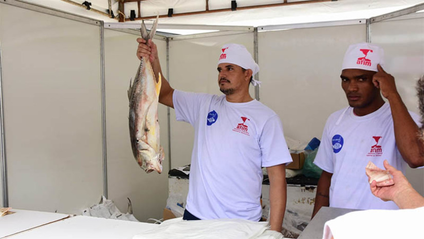Imagem 1 -  PMM e AFIM iniciam venda de peixe com valor acessível para a Semana Santa. A população de Mossoró poderá adquirir o quilo do peixe por apenas R$ 10. As vendas iniciaram nesta quarta-feira (27) e seguirão até a próxima sexta-feira (29). O horário será das 7h às 17h. O projeto “Peixe Popular” possibilita a famílias de baixa renda ter à mesa o alimento tão tradicional nesse período para os brasileiros. O Município está disponibilizando 10 pontos de vendas em distintos espalhados pela cidade; confira.