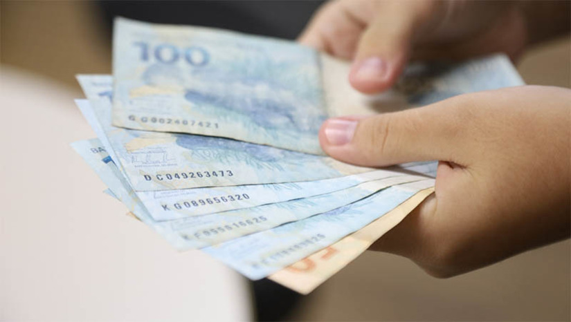 Imagem 1 -  Governo anuncia conclusão do pagamentos dos servidores do RN para sexta-feira (29). Ao todo, 63 mil servidores ativos, inativos e pensionistas terão seus vencimentos depositados nas contas. O depósito vai injetar R$ 365 milhões na economia norte-rio-grandense, assegurando o desenvolvimento do Estado. Receberão o salário, de forma integral, quem recebe acima de R$ 4 mil, os trabalhadores da Educação e também aqueles que estão lotados em pastas com recursos próprios.