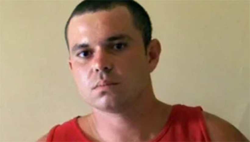 Imagem 1 - Condenado por homicídio é assassinado a tiros no Bom Jardim, em Mossoró. Magdiel Ferreira de Freitas, de 33 anos, conhecido como “Galego da Tatuagem”, foi morto na noite desta quarta-feira (27), em uma residência, na Rua Melo Franco. Segundo a PM, a informação colhida no local é de que ele havia atendido a uma ligação pouco antes de ser executado. A vítima possuía condenação a mais de 17 anos de prisão por um crime de homicídio cometido em abril de 2013, no município de Lajes. Atualmente, ela era considerada foragida da justiça. A DHPP vai investigar o caso. Imagem 1 - Condenado por homicídio é assassinado a tiros no Bom Jardim, em Mossoró. Magdiel Ferreira de Freitas, de 33 anos, conhecido como “Galego da Tatuagem”, foi morto na noite desta quarta-feira (27), em uma residência, na Rua Melo Franco. Segundo a PM, a informação colhida no local é de que ele havia atendido a uma ligação pouco antes de ser executado. A vítima possuía condenação a mais de 17 anos de prisão por um crime de homicídio cometido em abril de 2013, no município de Lajes. Atualmente, ela era considerada foragida da justiça. A DHPP vai investigar o caso.