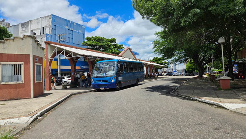 Imagem 1 -  Após paralisação, secretaria de Mobilidade confirma que ônibus voltarão a circular a partir das 12h. Nesta quinta-feira (28), a população de Mossoró foi pega de surpresa com a paralisação do transporte coletivo. De acordo com informações da Prefeitura de Mossoró, a empresa Cidade do Sol, que presta serviço de transporte público no município, não informou previamente sobre a paralisação. No entanto, a Secretaria Municipal de Segurança Pública, Defesa Civil, Mobilidade Urbana e Trânsito já entrou em contato com a empresa, que confirmou que as linhas de ônibus retornarão ao seu funcionamento normal a partir do meio dia.