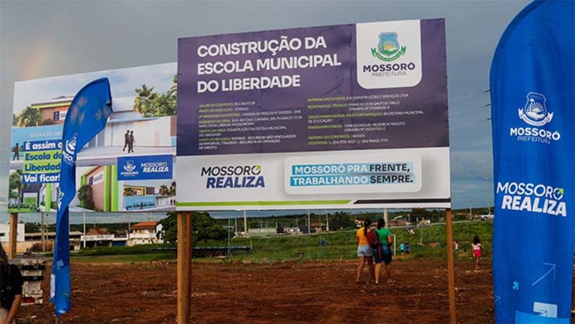 Imagem 1 - No intervalo de um mês, a Prefeitura de Mossoró já iniciou a construção de quatro unidades de ensino, em diferentes regiões da cidade, tanto na zona urbana, quanto na zona rural. Além da nova escola na região do Liberdade, também estão em construção uma UEI no Sítio Chafariz, uma UEI no Poço 10 (Polo Maísa), e uma escola na comunidade de São José, no polo Jucuri. A Prefeitura de Mossoró ainda está reformando a Escola Municipal Chafariz I, a Escola Municipal Celina Guimarães Viana e ampliando salas de aula em outras seis unidades de ensino. Imagem 1 - No intervalo de um mês, a Prefeitura de Mossoró já iniciou a construção de quatro unidades de ensino, em diferentes regiões da cidade, tanto na zona urbana, quanto na zona rural. Além da nova escola na região do Liberdade, também estão em construção uma UEI no Sítio Chafariz, uma UEI no Poço 10 (Polo Maísa), e uma escola na comunidade de São José, no polo Jucuri. A Prefeitura de Mossoró ainda está reformando a Escola Municipal Chafariz I, a Escola Municipal Celina Guimarães Viana e ampliando salas de aula em outras seis unidades de ensino.