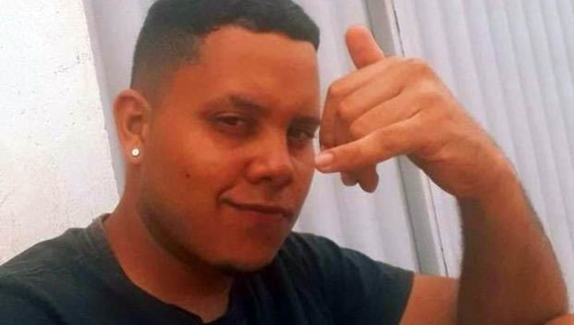 Imagem 1 - Jovem é morto a tiros no Assentamento Oziel Alves; segundo homicídio em Mossoró em menos de 24h. O crime aconteceu no início da tarde desta quinta-feira (28). A vítima foi identificada como Darlyson Ramon Ferreira da Silva, de 22 anos. De acordo com a polícia militar, a namorada de Darlyson informou que os dois estavam deitados na cama, quando chegou um homem alto e moreno, usando capacete, e efetuou dois disparos contra ele. O rapaz morreu no local. A PM isolou a cena do crime e aguarda o Itep e a equipe da DHPP para iniciar as investigações. Imagem 1 - Jovem é morto a tiros no Assentamento Oziel Alves; segundo homicídio em Mossoró em menos de 24h. O crime aconteceu no início da tarde desta quinta-feira (28). A vítima foi identificada como Darlyson Ramon Ferreira da Silva, de 22 anos. De acordo com a polícia militar, a namorada de Darlyson informou que os dois estavam deitados na cama, quando chegou um homem alto e moreno, usando capacete, e efetuou dois disparos contra ele. O rapaz morreu no local. A PM isolou a cena do crime e aguarda o Itep e a equipe da DHPP para iniciar as investigações.