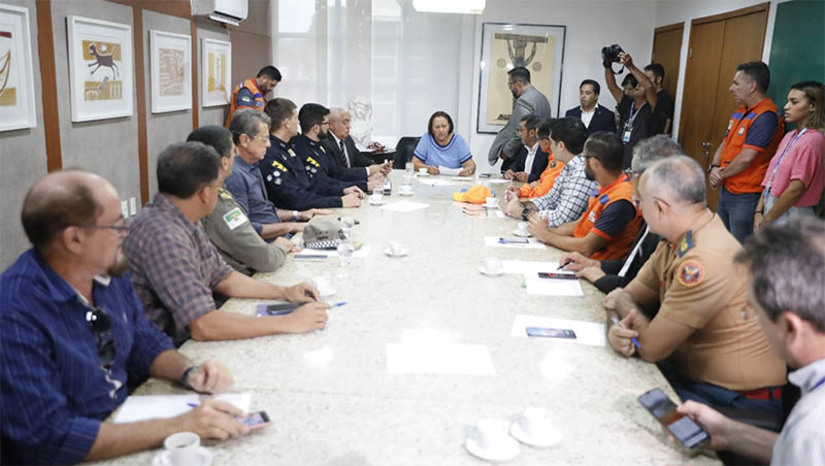 Imagem 1 - Fátima quer agilidade na construção da nova ponte e alternativa emergencial para garantir o fluxo na BR-304. A governadora do RN se reuniu na manhã de hoje (2) com integrantes do Gabinete de Gestão Integrada (GGI) e do Comitê Permanente de Acompanhamento das Chuvas. Segundo Fátima Bezerra, que está em contato permanente com o ministro dos Transportes, Renan Filho, a prioridade é proteger a vida das pessoas atingidas pelas chuvas e realizar ações preventivas para evitar danos. Em segundo lugar, focar em providências para a construção da nova ponte, visto que a rodovia é uma das mais importantes do estado, interligando diversas regiões. Imagem 1 - Fátima quer agilidade na construção da nova ponte e alternativa emergencial para garantir o fluxo na BR-304. A governadora do RN se reuniu na manhã de hoje (2) com integrantes do Gabinete de Gestão Integrada (GGI) e do Comitê Permanente de Acompanhamento das Chuvas. Segundo Fátima Bezerra, que está em contato permanente com o ministro dos Transportes, Renan Filho, a prioridade é proteger a vida das pessoas atingidas pelas chuvas e realizar ações preventivas para evitar danos. Em segundo lugar, focar em providências para a construção da nova ponte, visto que a rodovia é uma das mais importantes do estado, interligando diversas regiões.