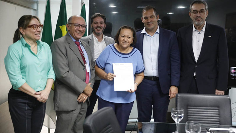 Imagem 1 -  3R Petroleum tem licença renovada para operação no Terminal Aquaviário de Guamaré. A governadora Fátima Bezerra se reuniu com os dirigentes da empresa, nesta terça-feira (2), para entregar o documento. A licença ainda inclui uma uma nova atividade para abastecimento de embarcações no Terminal Aquaviário de Guamaré. “Isso é pioneirismo no Rio Grande do Norte e no Nordeste e trará mais arrecadação de ICMS, além de contribuir para o desenvolvimento econômico do Estado”, disse a governadora.