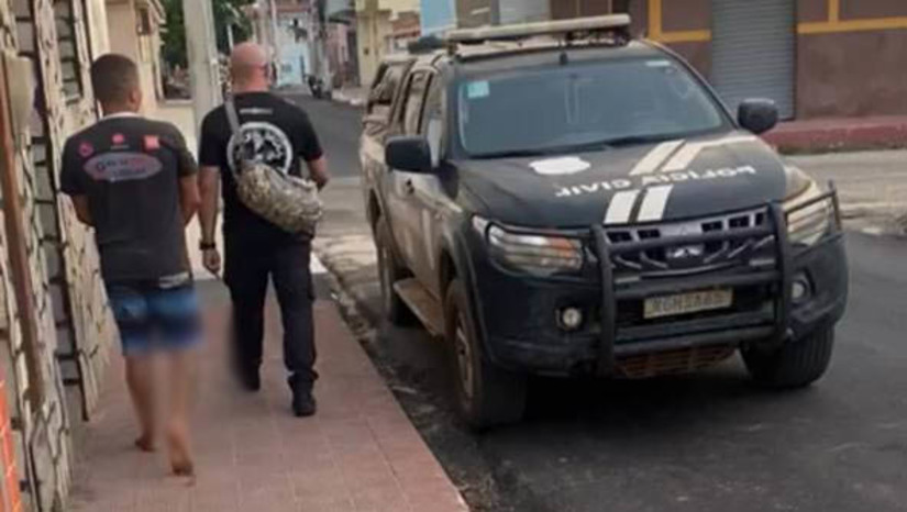 Imagem 1 -  Técnico de conserto de celular é preso com aparelho roubado, em Areia Branca. O homem, de 29 anos, foi preso nesta terça-feira (2). O investigado foi surpreendido com a chegada da Polícia Civil e a princípio negou a situação. Com provas que fazem parte do corpo da investigação, os policiais apresentaram as informações ao suposto autor do crime, que diante dos fatos precisou ser levado à Delegacia. A PCRN orienta que a população adquira somente aparelhos celulares com procedência conhecida, com nota fiscal ou outro documento que comprove a sua origem.