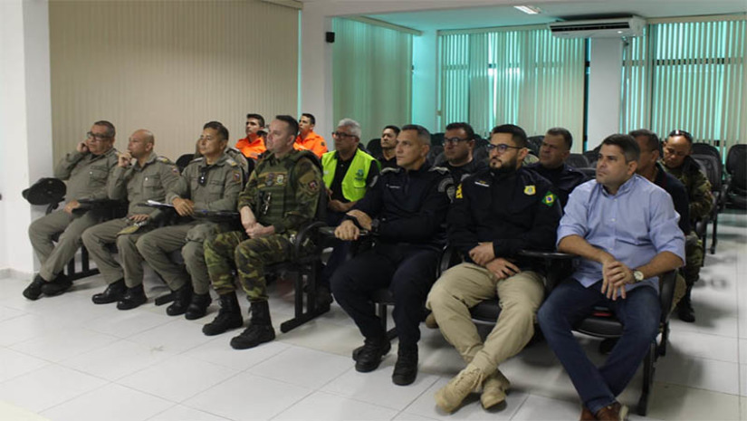Imagem 1 - Forças de segurança discutem as principais estratégias de atuação no MCJ 2024. O encontro entre as forças de segurança que atuam no município de Mossoró aconteceu na manhã desta quarta-feira (3), no auditório da Previ Mossoró, e foi promovido pela Secretaria de Segurança, Defesa Civil, Mobilidade Urbana e Trânsito (Sesdem). Na ocasião, foi apresentado o projeto prévio da execução logística e o desenvolvimento das atividades. Além disso, rotas alternativas e os principais pontos de apoio também foram traçados. Imagem 1 - Forças de segurança discutem as principais estratégias de atuação no MCJ 2024. O encontro entre as forças de segurança que atuam no município de Mossoró aconteceu na manhã desta quarta-feira (3), no auditório da Previ Mossoró, e foi promovido pela Secretaria de Segurança, Defesa Civil, Mobilidade Urbana e Trânsito (Sesdem). Na ocasião, foi apresentado o projeto prévio da execução logística e o desenvolvimento das atividades. Além disso, rotas alternativas e os principais pontos de apoio também foram traçados.