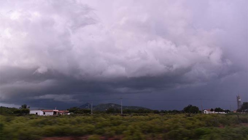 Imagem 1 - As análises dos pesquisadores registraram um enfraquecimento do fenômeno El Ñino, o que favoreceu a aproximação e atuação da Zona de Convergência Intertropical- sistema meteorológico responsável pelas chuvas no Nordeste nesta época do ano- que associada ao aumento das temperaturas nas águas superficiais do oceano Atlântico provocou as chuvas. A previsão de chuvas no RN, para o próximo trimestre -abril, maio e junho- é de chuvas dentro dos valores normais. Imagem 1 - As análises dos pesquisadores registraram um enfraquecimento do fenômeno El Ñino, o que favoreceu a aproximação e atuação da Zona de Convergência Intertropical- sistema meteorológico responsável pelas chuvas no Nordeste nesta época do ano- que associada ao aumento das temperaturas nas águas superficiais do oceano Atlântico provocou as chuvas. A previsão de chuvas no RN, para o próximo trimestre -abril, maio e junho- é de chuvas dentro dos valores normais.
